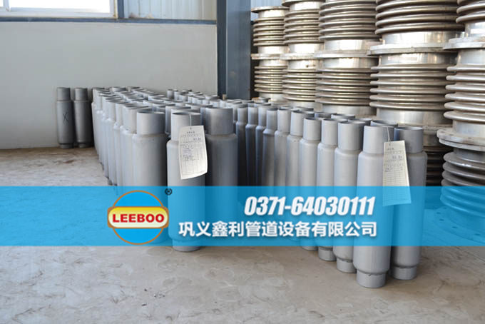 鑫利<a href=http://m.czjspx.com target=_blank class=infotextkey>補(bǔ)償器</a>車間一角